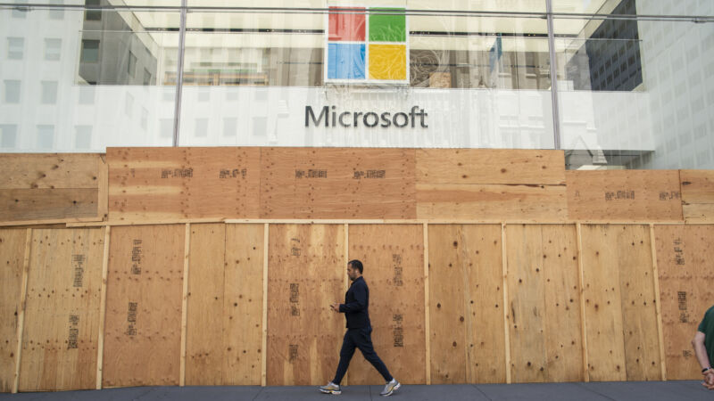 Microsoft to close retail stores