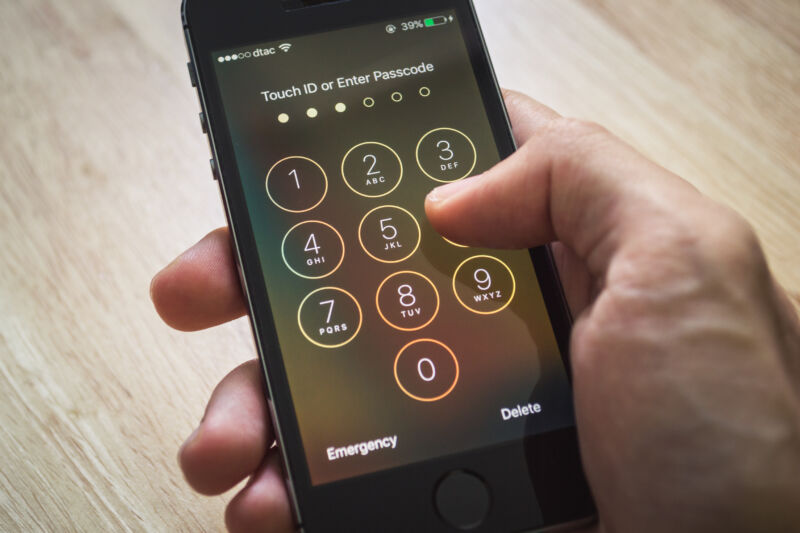 It’s unconstitutional for cops to force phone unlocking, court rules