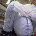 This angle lets you see the sail more clearly. It has the added benefit of more slowly decelerating the head before it reaches the central bag, which should contribute to reducing head injuries.