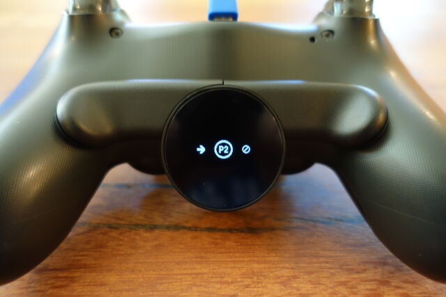 Fixation du bouton arrière DualShock 4 de Sony.  Il ajoute deux boutons programmables à l'arrière d'un contrôleur PS4.