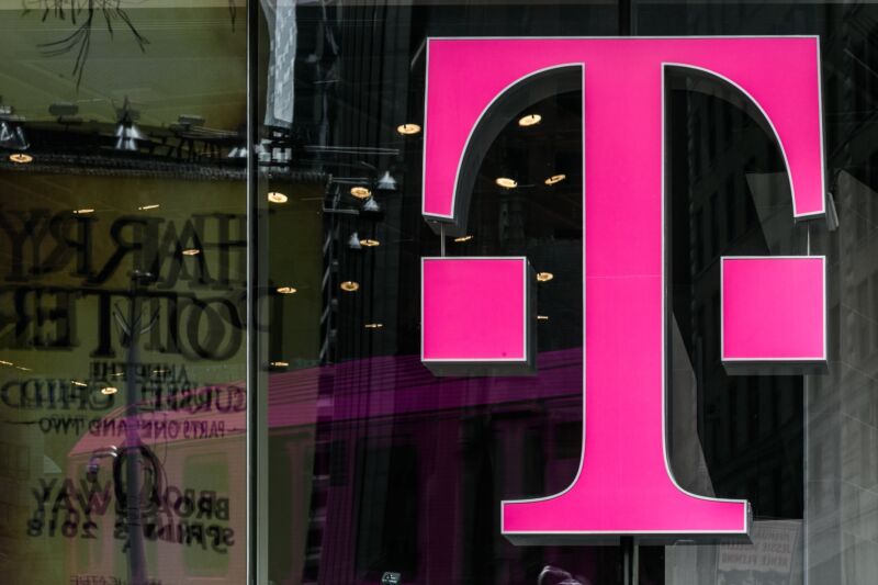 Un logotipo de T-Mobile en el escaparate de una tienda.