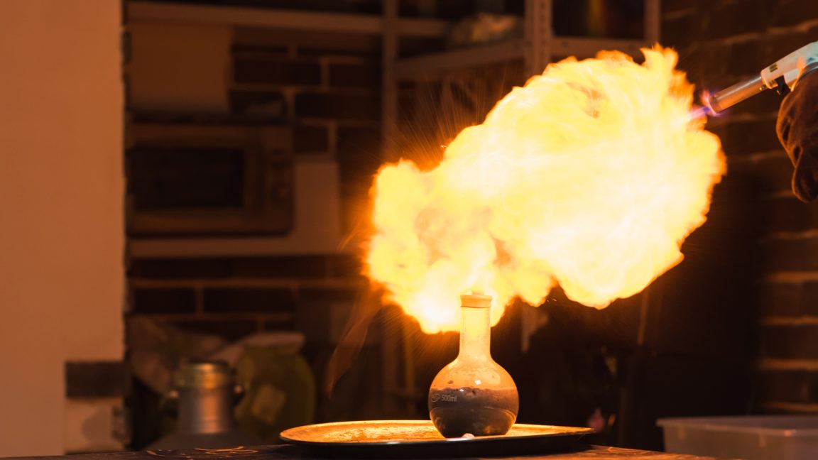 Fractal flaming hydrogen wiggles through tiny gaps - Ars Technica