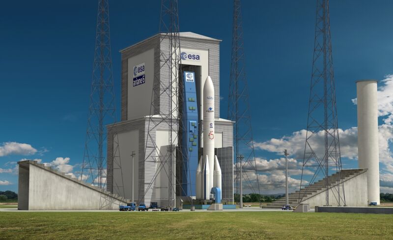 Vedere de artist asupra configurației lui Ariane 6 folosind patru amplificatoare pe platforma de lansare ELA-4 împreună cu portalul său mobil. 