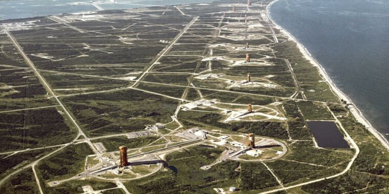 Photo of Vesmírne sily uvažujú o zlúčení Cape Canaveral s Kennedyho vesmírnym strediskom