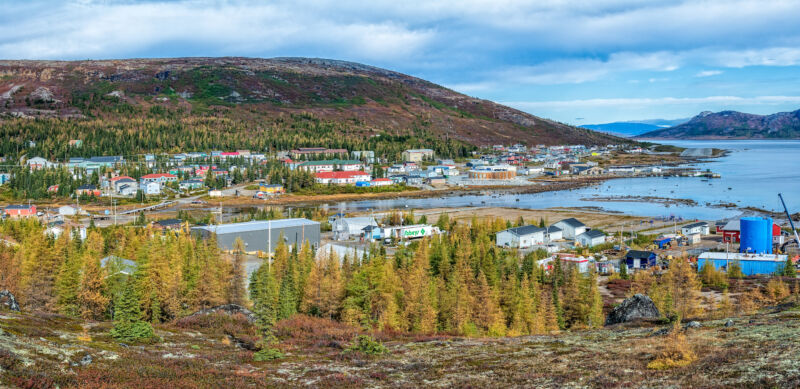 Image of a town between the ocean and tundra.