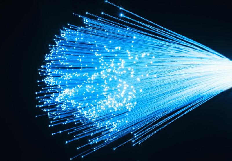 Ilustración de cables de fibra óptica.