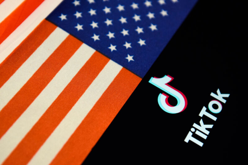 TikTok-logo naast een omgekeerde Amerikaanse vlag.