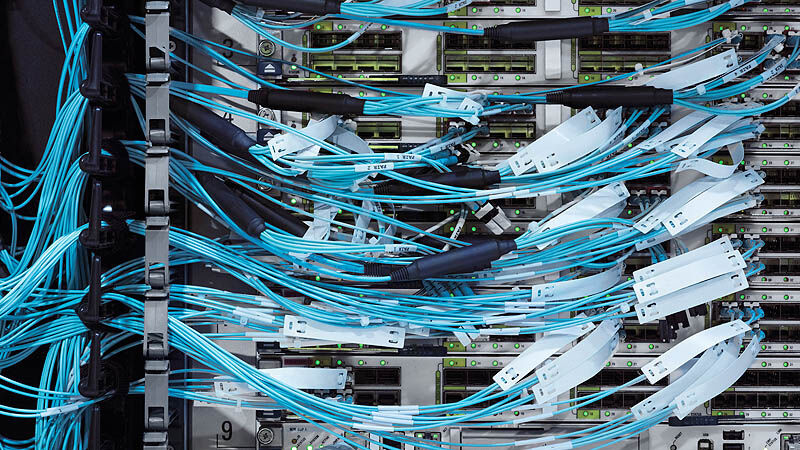Un réseau complexe de fils et d'appareils informatiques.