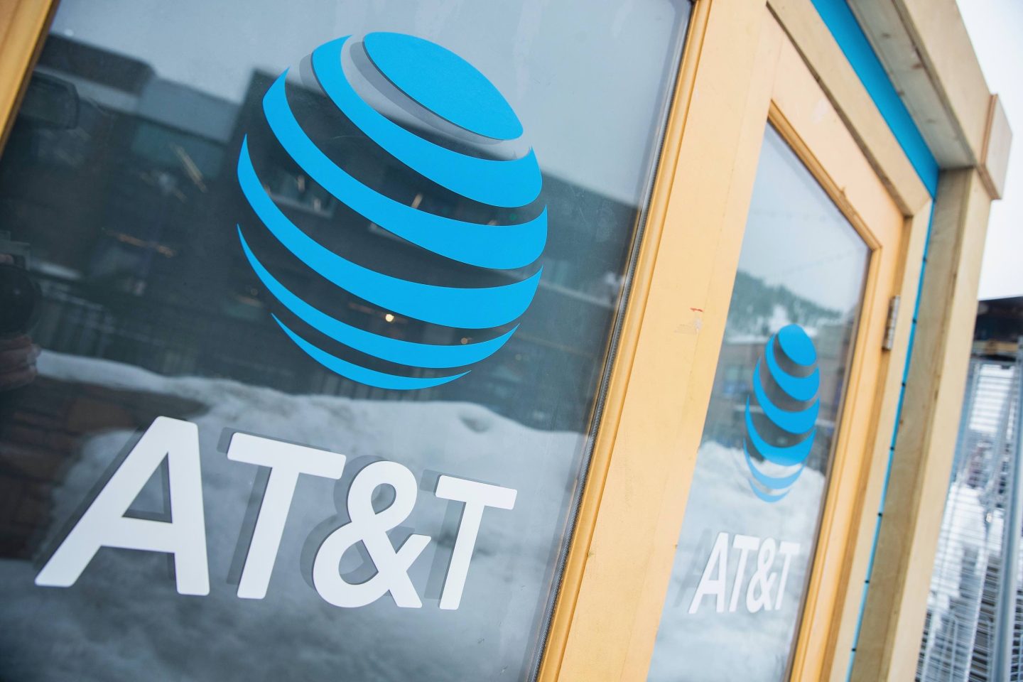 AT&T to lay off 600 at HBO and Warner Bros. after revenue decline - Ars ...