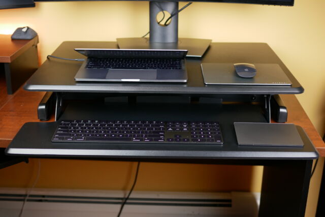 https://cdn.arstechnica.net/wp-content/uploads/2020/09/Ars-WFH-Office-Setup-LadyBird-Standing-Desk-Converter-1-640x427.jpg