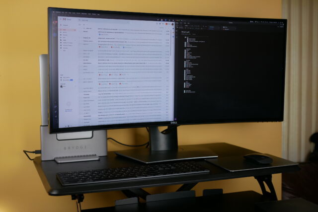 https://cdn.arstechnica.net/wp-content/uploads/2020/09/Ars-WFH-Office-Setup-Vertical-Dock-4-640x427.jpg