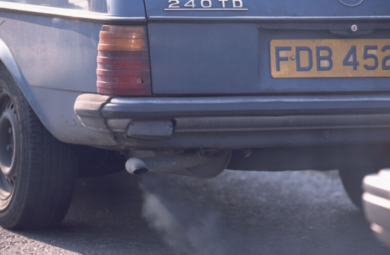 A 1980s Mercedes-Benz diesel belches exhaust fumes in London. People expected diesel engines of this vintage to be dirty, but we had a right to expect that diesel engines sold over the past decade complied with emissions laws. Turns out, they don