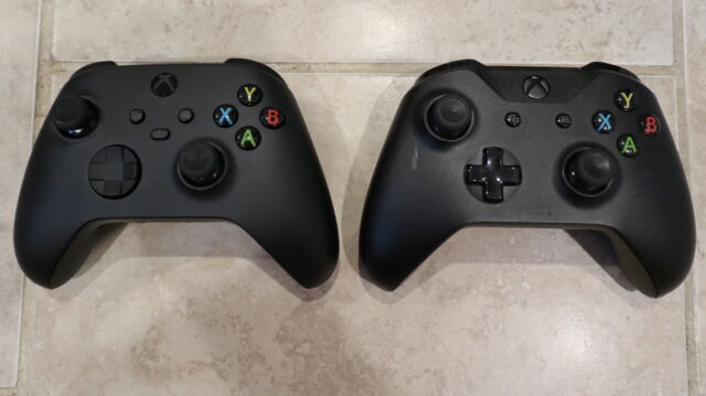 Ved siden av Xbox One gamepad (høyre) er den nyeste trådløse Xbox-kontrolleren (venstre).  De største endringene i den nye kontrolleren er a "Dele" Knapp og litt redesignet T-Pad.
