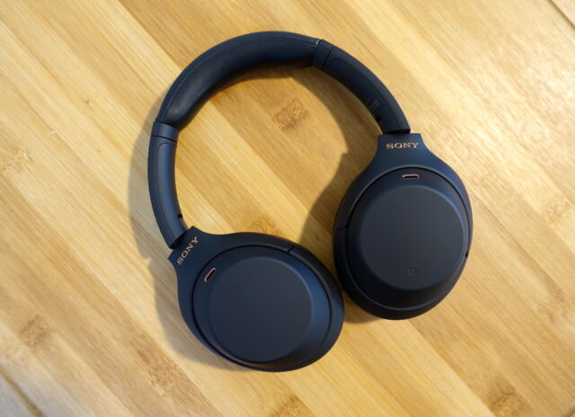 Fones de ouvido com cancelamento de ruído WH-1000XM4 da Sony.