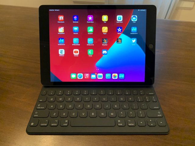 El iPad 2020 con un accesorio de teclado inteligente (no incluido).