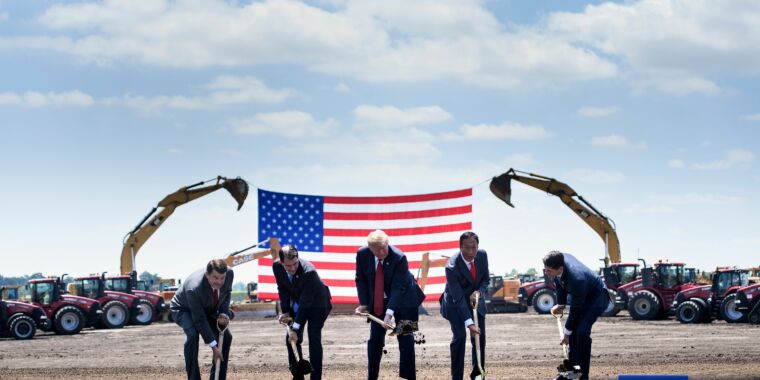 Wisconsin blames Foxconn, says $3 billion factory deal is off image