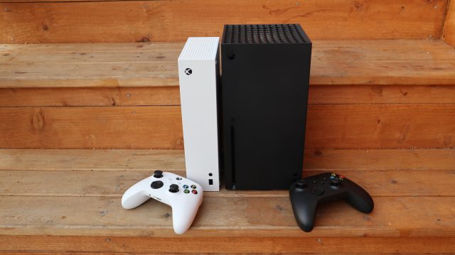 Xbox Series S (αριστερά), δίπλα στο Xbox Series X (δεξιά).  Δύο χειριστήρια...αλλά μόνο το τελευταίο έχει μονάδα δίσκου.