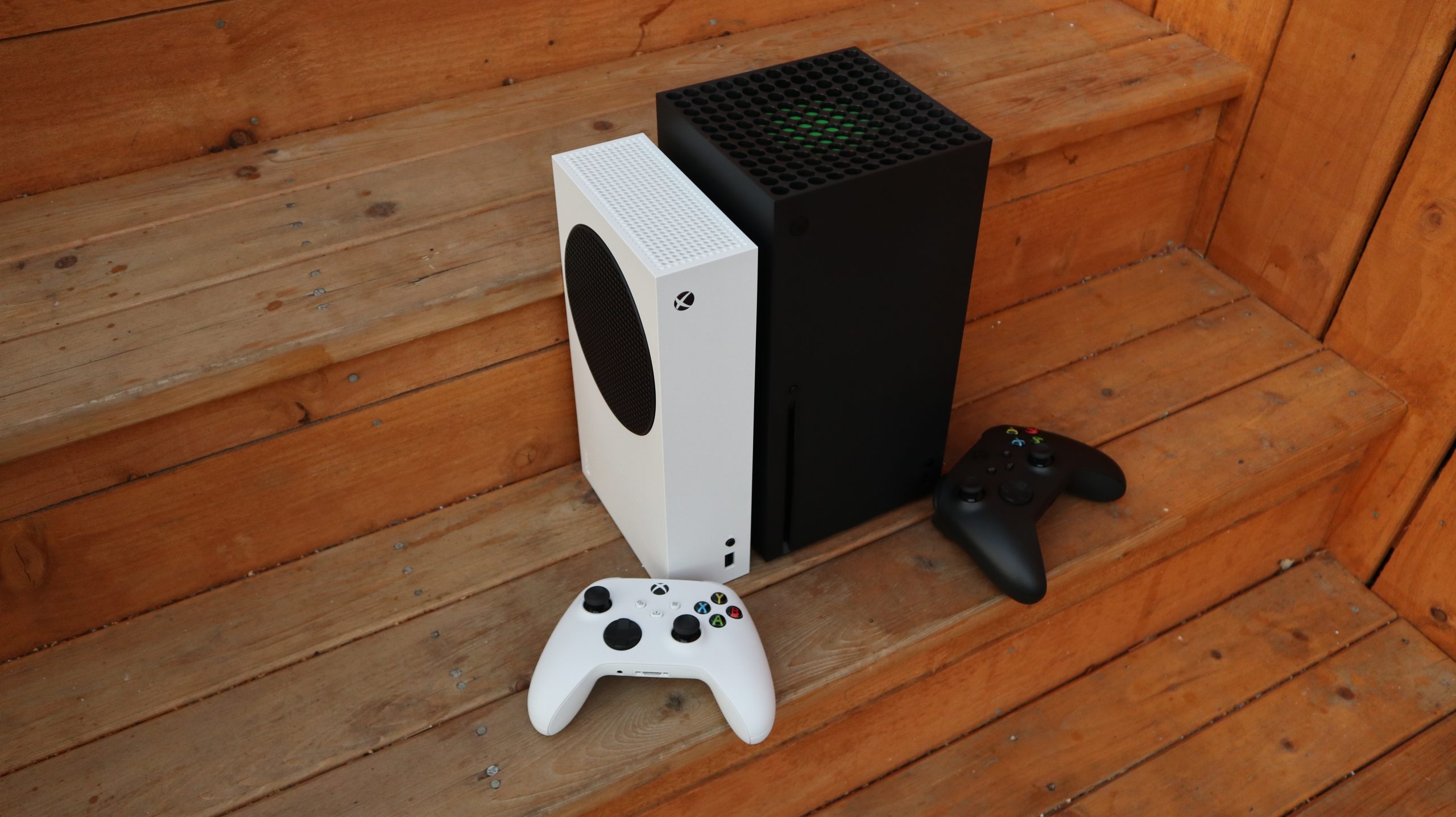 Xbox Series S (left), next to Xbox Series X (right).