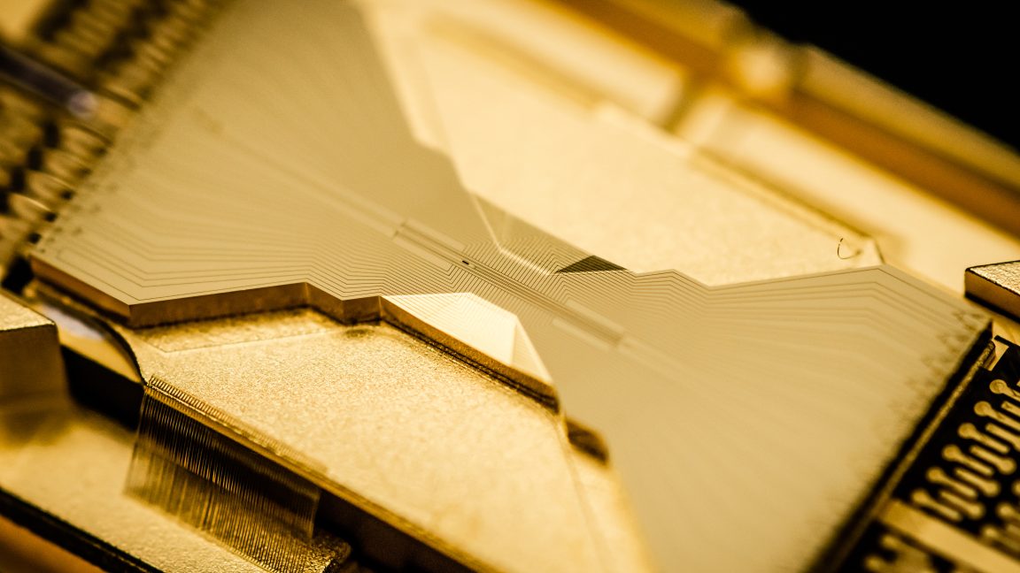 Quantunuum Trapped-ion quantum computer sets new mark for quantum volume - Ars ...