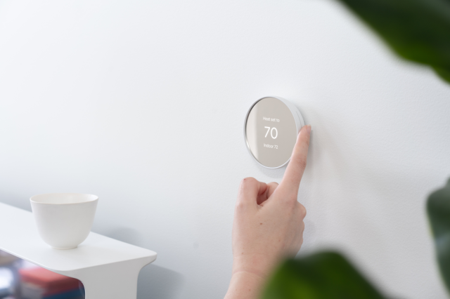 Google Nest Thermostat — хороший интеллектуальный термостат для людей с ограниченным бюджетом, хотя он не работает с удаленными датчиками температуры и не узнает о графике нагрева и охлаждения вашего дома, как более дорогая модель Nest.