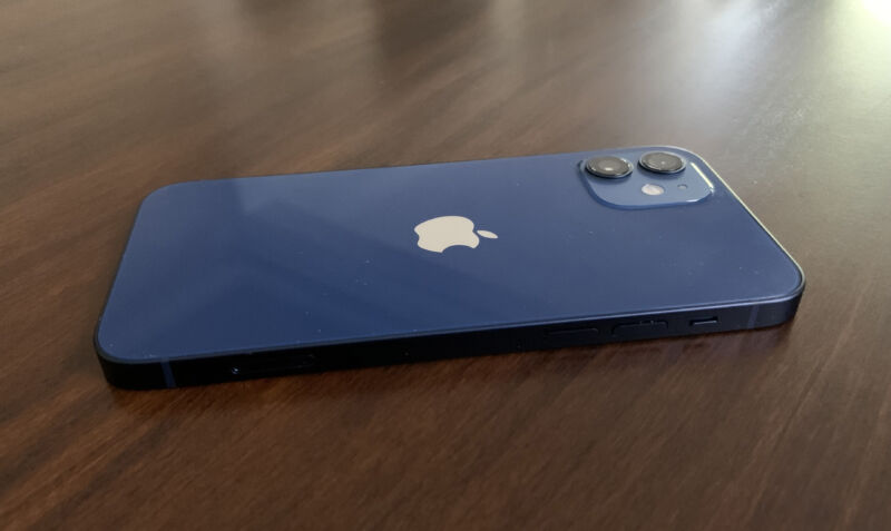 iPhone 12 bleu allongé sur une table