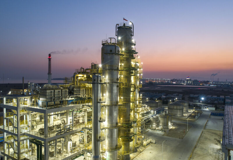 Industrie pétrolière et gazière et lever du soleil dans une raffinerie du Fujian.