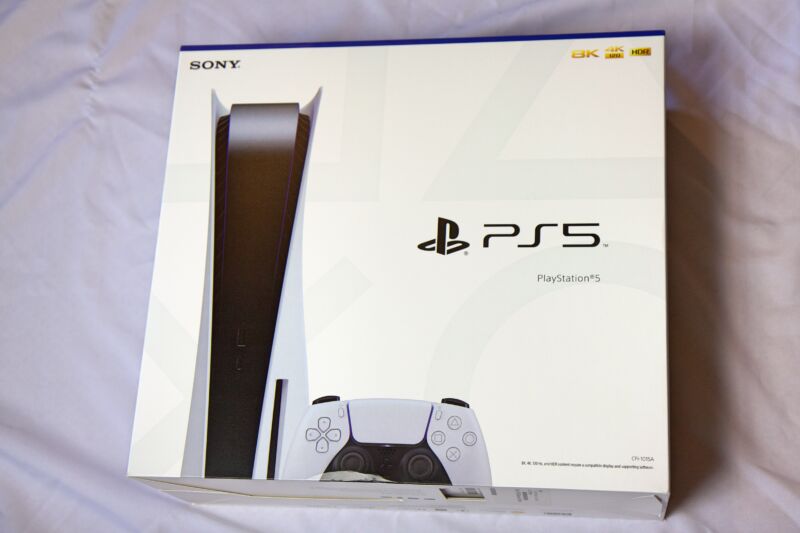 The PS5 box