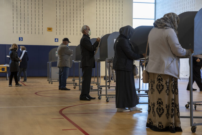 Voters in Michigan, one of the states where residents received misleading robocalls about the election, casting their ballots on November 3, 2020. 