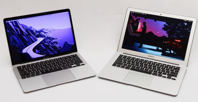 最新款苹果MacBook Air(左图)，旁边是旧款。