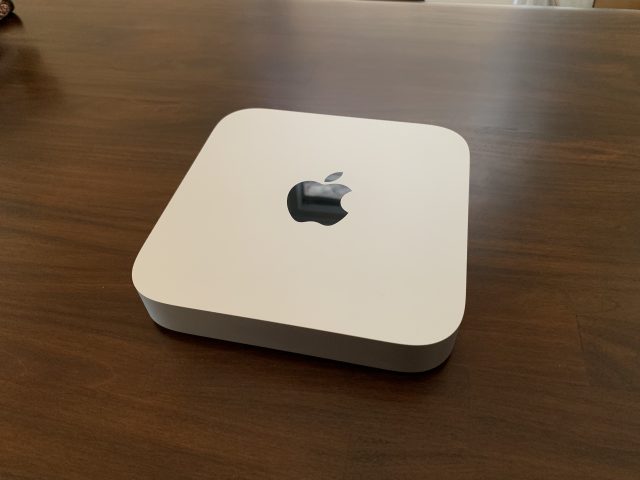 Apple Mac mini 2020 vybavený M1.