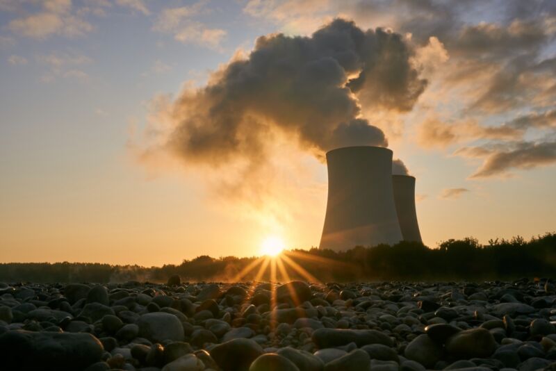 Imagen de dos torres de refrigeración de una central eléctrica