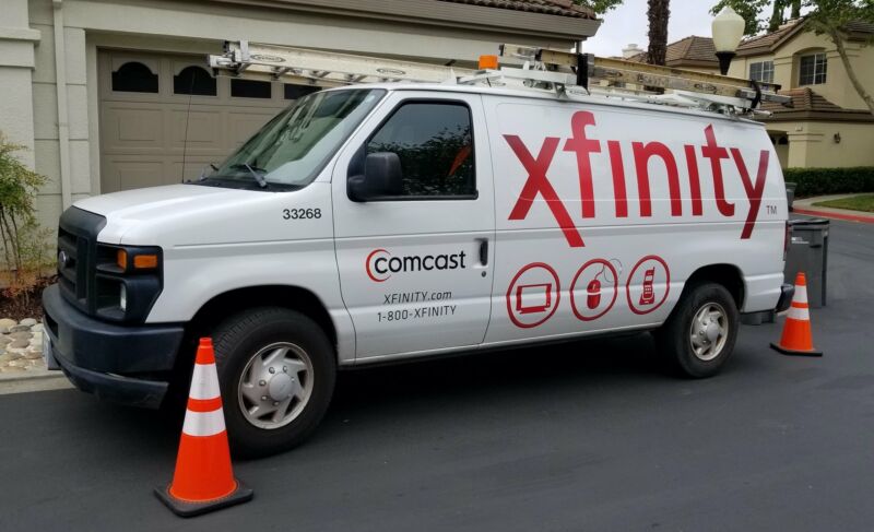 A Comcast Xfinity kábeltelevíziós telepítő teherautó az utcán parkol egy külvárosi ház előtt, San Ramon, Kalifornia, 2018. május 17-én. (Fotó: Smith Collection/Gado/Getty Images)