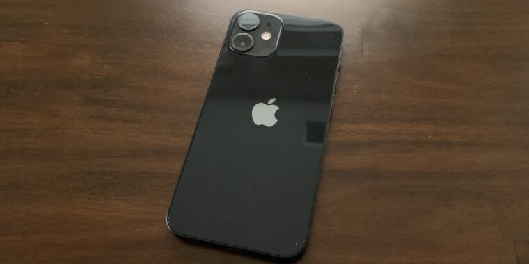 Vecā Stīva Džobsa e -pasts beidzot apstiprina, ka Apple strādā pie “iPhone nano”