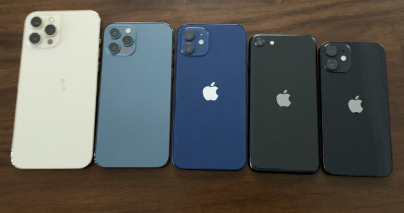 Cinco iPhones em uma mesa