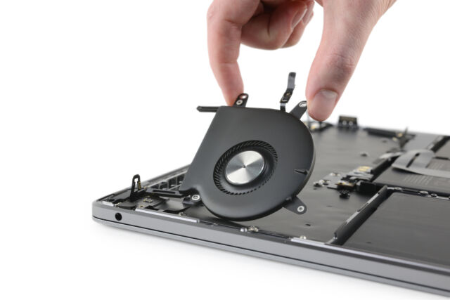 First M1 Max MacBook Pro Disassembly Shows a Single Heat-Pipe, Dual-Fan  Solution, With Chipset