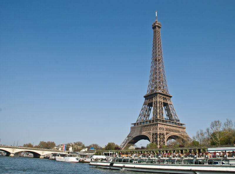 A photograph of the Eiffel Tower.