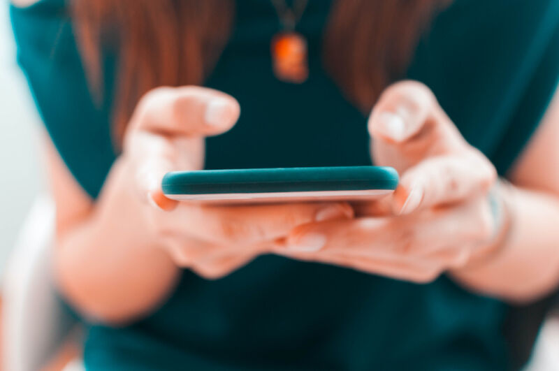 Une Jeune Femme Utilise Son Smartphone