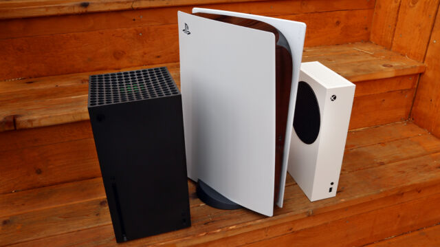 De izquierda a derecha: Xbox Series X, PlayStation 5, Xbox Series S.