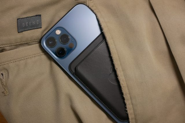 La funda tipo billetera de cuero de Apple viene en cinco colores diferentes y se adhiere fácilmente a su iPhone 12 o posterior, o a una funda compatible con MagSafe.