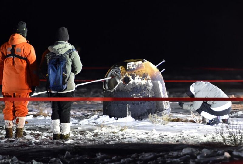 Workers at the landing site of the return capsule of China's Chang'e 5 probe in Siziwang Banner, north China's Inner Mongolia Autonomous Region, on Dec. 17, 2020. 