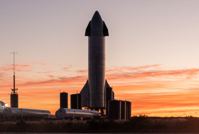 Image of Starship on the launch pad.