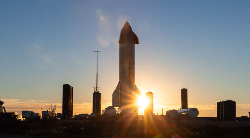 Imagen de nave espacial en la plataforma de lanzamiento.