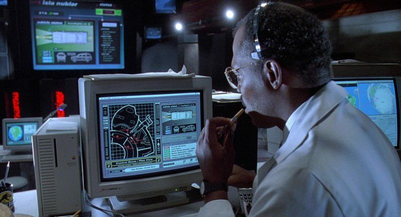 Sería una lástima que les ocurriera algo a esas puertas de dinosaurios, así que es bueno que Sam Jackson pueda monitorear esta situación con su Quadra 700. 