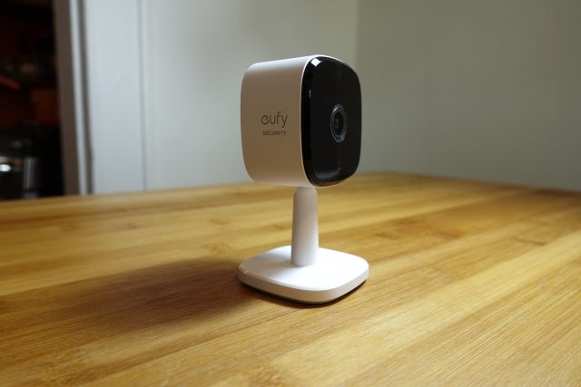 Eufy's Indoor Cam 2K is een geweldige budgetbewakingscamera met kristalheldere videokwaliteit.