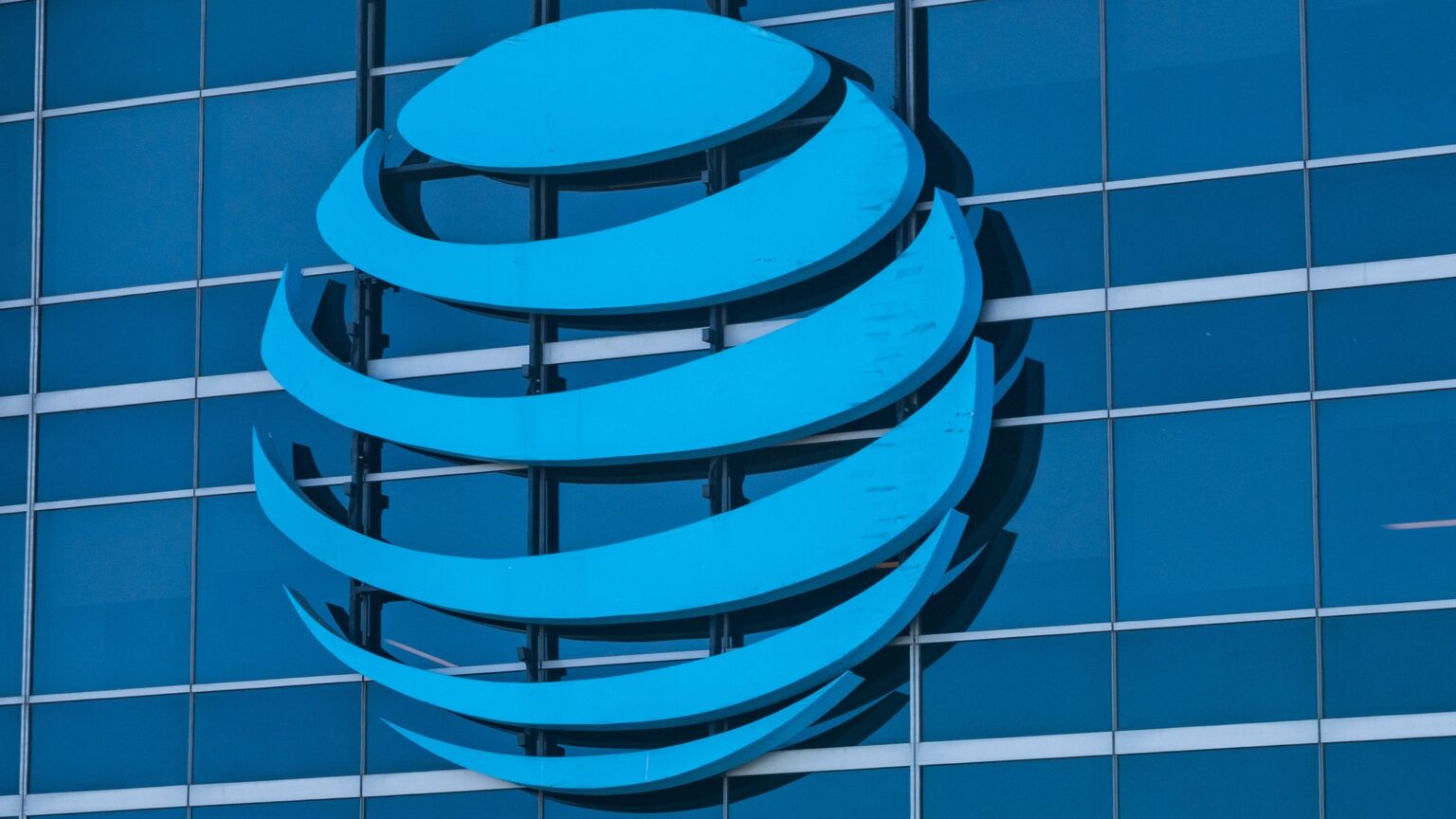 AT&T sues ad industry watchdog instead of pulling ads that slam T ...