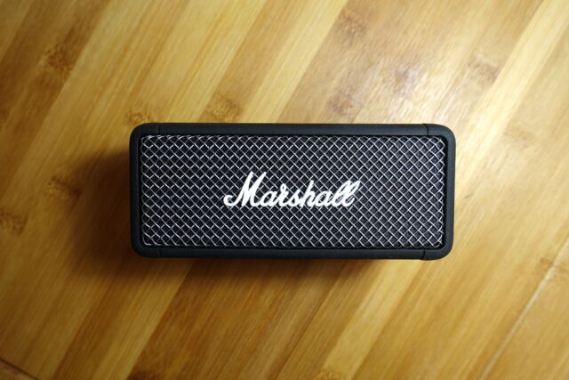 „Marshall's Emberton“ siūlo stiprų garsą kompaktiškam „Bluetooth“ garsiakalbiui.