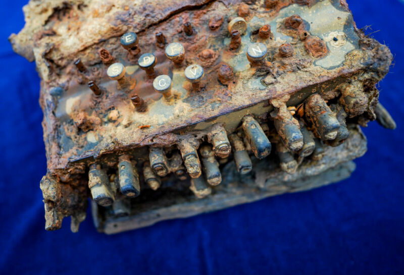 La machine de chiffrement Enigma trouvée dans la mer Baltique est posée sur une table devant le bureau archéologique du Schleswig-Holstein. Après sa découverte, la machine a été remise au bureau par le plongeur chercheur Huber. Photo: Axel Heimken / dpa (Photo par Axel Heimken / photo alliance via Getty Images)