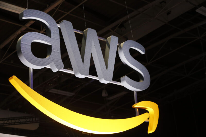 Le logo 3D d'Amazon est suspendu au plafond d'un centre de congrès.