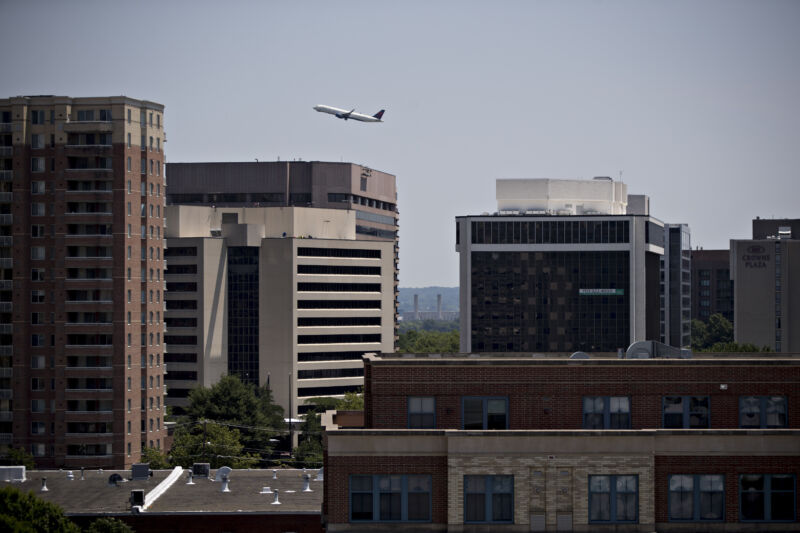 Amazon engage des sommes d'argent pour s'assurer que les personnes qui <em> they do not do </em> six-figure can afford to live anywhere near its new headquarters in Crystal City (Arlington, Virginia). “/><figcaption class=