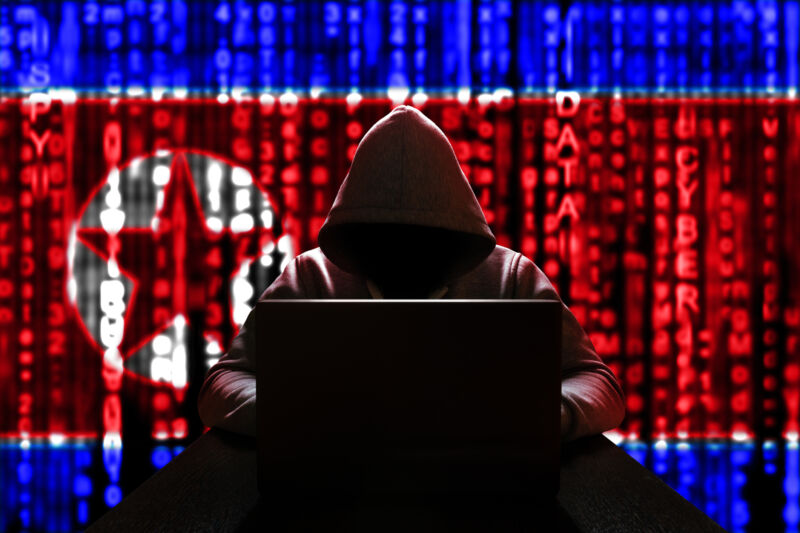 Ciberamenaza de Corea del Norte.  Hacker de Corea del Norte en la computadora, sobre un fondo de código binario, los colores de la bandera de la RPDC.  Ataque DDoS